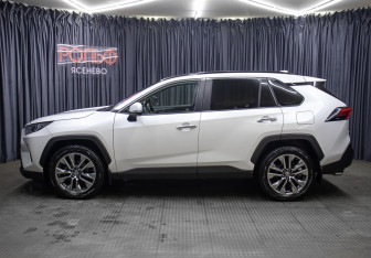 Подержанный автомобиль Toyota RAV4 2020 года (8 фото)
