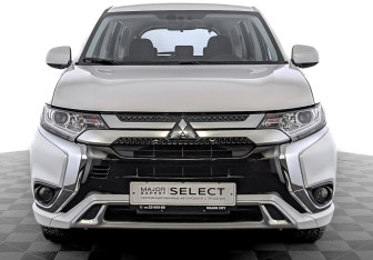 Подержанный автомобиль Mitsubishi Outlander 2022 года (2 фото)