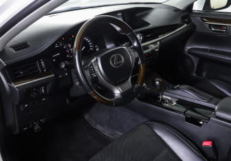 Подержанный автомобиль Lexus ES 2014 года (15 фото)