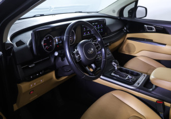 Подержанный автомобиль Kia Carnival 2021 года (15 фото)