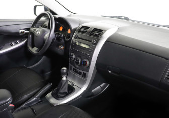 Подержанный автомобиль Toyota Corolla Sedan 2012 года (5 фото)