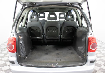 Подержанный автомобиль Volkswagen Sharan 2005 года (17 фото)