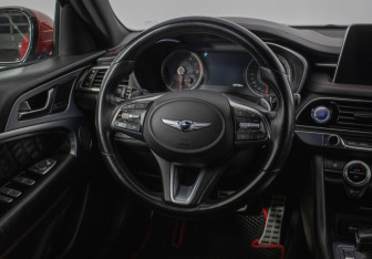 Подержанный автомобиль Genesis G70 2018 года (15 фото)