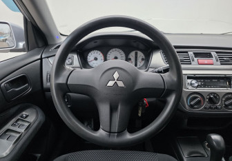 Подержанный автомобиль Mitsubishi Lancer Sedan 2009 года (12 фото)