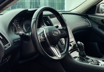 Подержанный автомобиль Infiniti Q50 2018 года (13 фото)