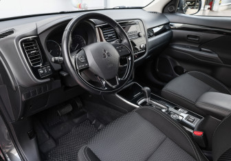 Подержанный автомобиль Mitsubishi Outlander 2021 года (16 фото)