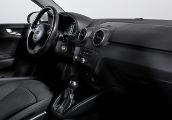 Подержанный автомобиль Audi A1 2013 года (9 фото)