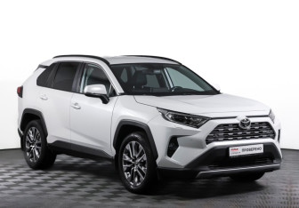 Подержанный автомобиль Toyota RAV4 2021 года (3 фото)