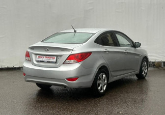 Подержанный автомобиль Hyundai Solaris Sedan 2012 года (5 фото)