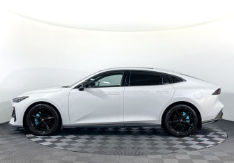 Подержанный автомобиль Changan UNI-V 2023 года (8 фото)