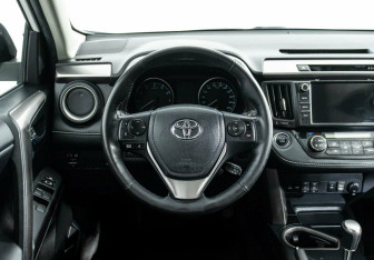 Подержанный автомобиль Toyota RAV4 2018 года (8 фото)