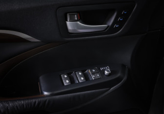 Подержанный автомобиль Toyota Highlander 2014 года (19 фото)