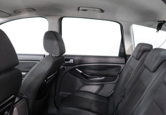 Подержанный автомобиль Ford C-MAX 2008 года (10 фото)