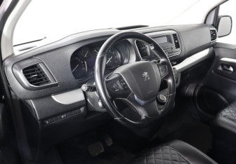 Подержанный автомобиль Peugeot Traveller 2019 года (7 фото)