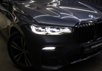 Подержанный автомобиль BMW X7 2021 года (30 фото)