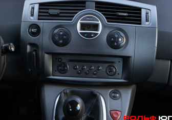 Подержанный автомобиль Renault Scenic 2006 года (13 фото)
