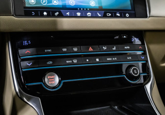 Подержанный автомобиль Jaguar XF Sedan 2017 года (17 фото)