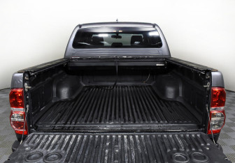 Подержанный автомобиль Toyota Hilux 2012 года (16 фото)