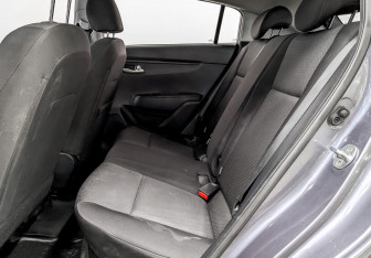 Подержанный автомобиль Kia Rio Hatchback 2021 года (12 фото)