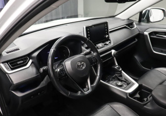 Подержанный автомобиль Toyota RAV4 2020 года (7 фото)