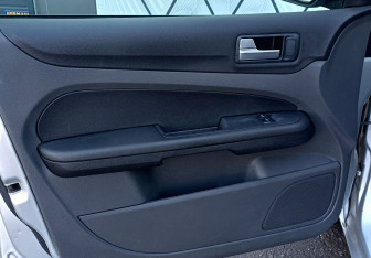 Подержанный автомобиль Ford Focus Wagon 2005 года (16 фото)