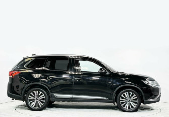 Подержанный автомобиль Mitsubishi Outlander 2019 года (4 фото)