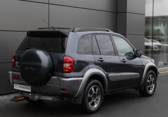 Подержанный автомобиль Toyota RAV4 2004 года (5 фото)