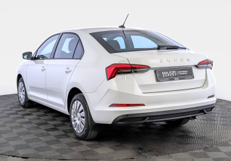 Подержанный автомобиль Skoda Rapid Liftback 2022 года (7 фото)