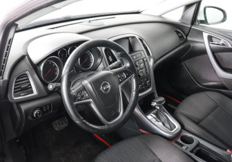Подержанный автомобиль Opel Astra Sedan 2013 года (5 фото)