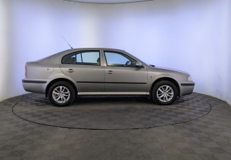 Подержанный автомобиль Skoda Octavia Liftback 2010 года (4 фото)