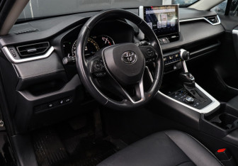 Подержанный автомобиль Toyota RAV4 2021 года (13 фото)