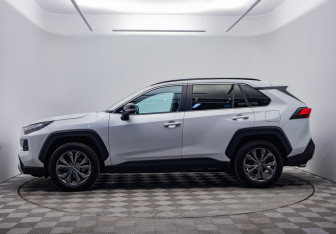 Подержанный автомобиль Toyota RAV4 2024 года (8 фото)