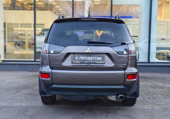 Подержанный автомобиль Mitsubishi Outlander 2011 года (7 фото)