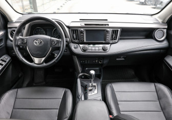 Подержанный автомобиль Toyota RAV4 2018 года (14 фото)