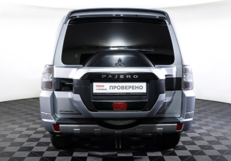 Подержанный автомобиль Mitsubishi Pajero 2015 года (6 фото)
