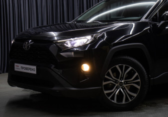 Подержанный автомобиль Toyota RAV4 2021 года (23 фото)
