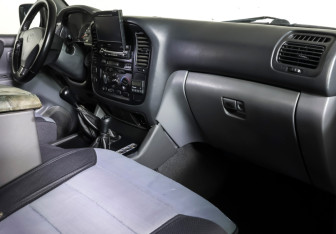 Подержанный автомобиль Toyota Land Cruiser Suv 2001 года (10 фото)