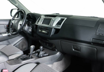 Подержанный автомобиль Toyota Hilux 2013 года (7 фото)