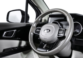 Подержанный автомобиль Kia Carnival 2020 года (17 фото)