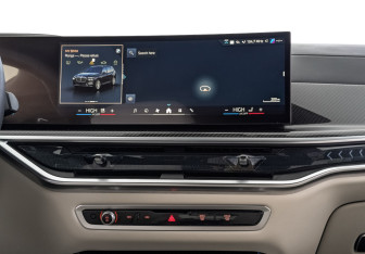 Подержанный автомобиль BMW X7 2025 года (17 фото)