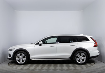 Подержанный автомобиль Volvo V60 Cross Country 2021 года (8 фото)