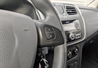 Подержанный автомобиль Renault Sandero 2017 года (27 фото)