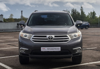 Подержанный автомобиль Toyota Highlander 2011 года (2 фото)