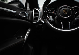 Подержанный автомобиль Porsche Cayenne 2015 года (13 фото)