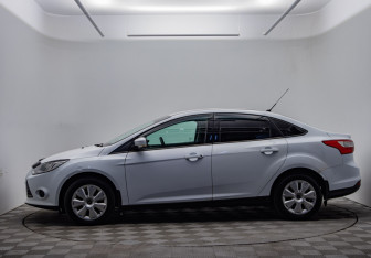 Подержанный автомобиль Ford Focus Sedan 2014 года (8 фото)