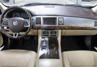 Подержанный автомобиль Jaguar XF Sedan 2011 года (14 фото)