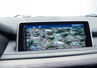 Подержанный автомобиль BMW X5 2015 года (25 фото)