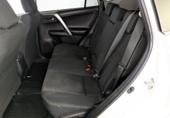 Подержанный автомобиль Toyota RAV4 2018 года (12 фото)