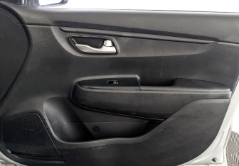 Подержанный автомобиль Kia Rio Hatchback 2021 года (23 фото)