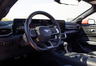 Подержанный автомобиль Ford Mustang Convertible 2024 года (32 фото)